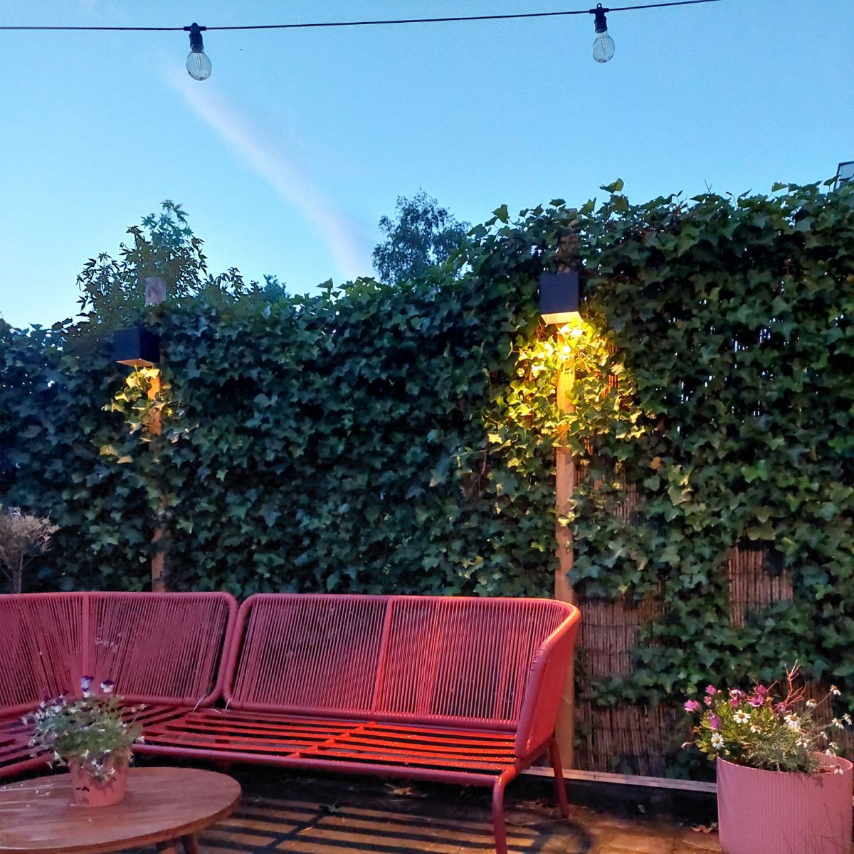 Buiten wandlamp zwart met dimlicht en sensor op solar - Charlotte