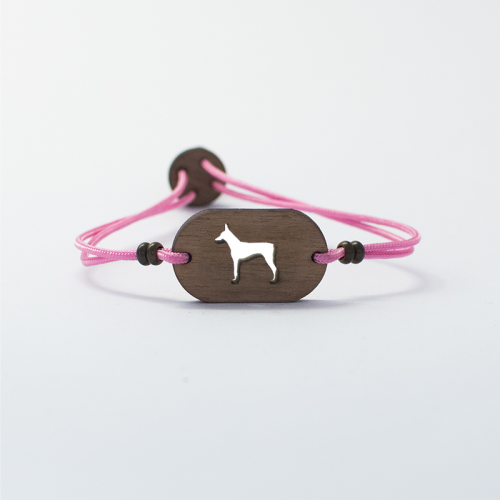 Pulseira de madeira personalizável com desenho de Doberman na cor rosa.