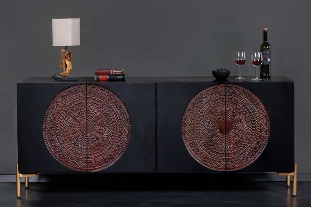 Massives Sideboard MANDALA 160cm Mangoholz schwarz mit 3D Schnitzereien goldene Füße