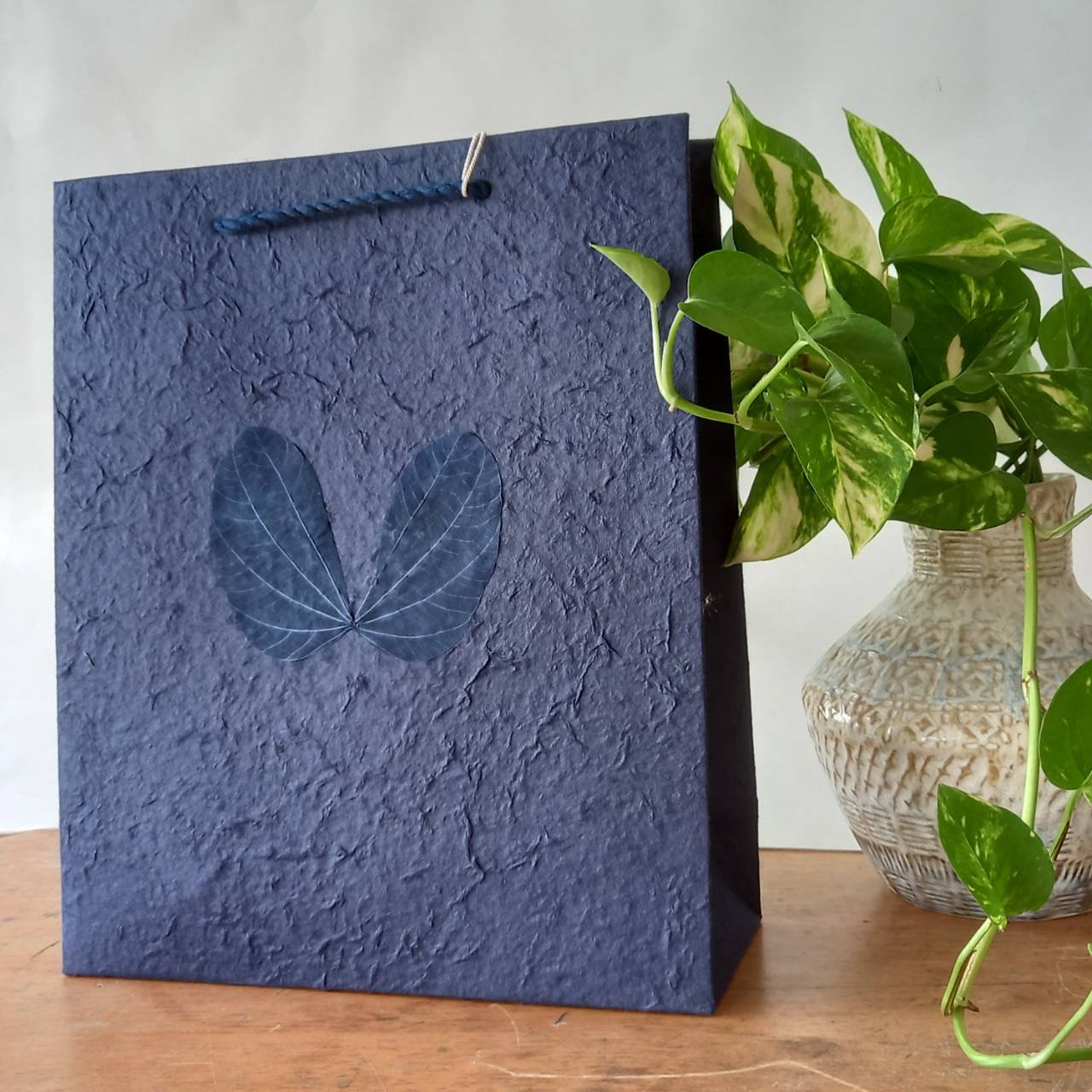 Papiertasche mit Blume, dunkelblau, B 30 cm, H 25 cm, L 10 cm günstig bestellen