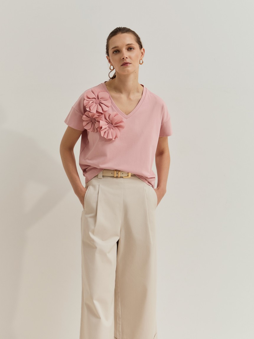 T-shirt com flores e detalhe de missangas