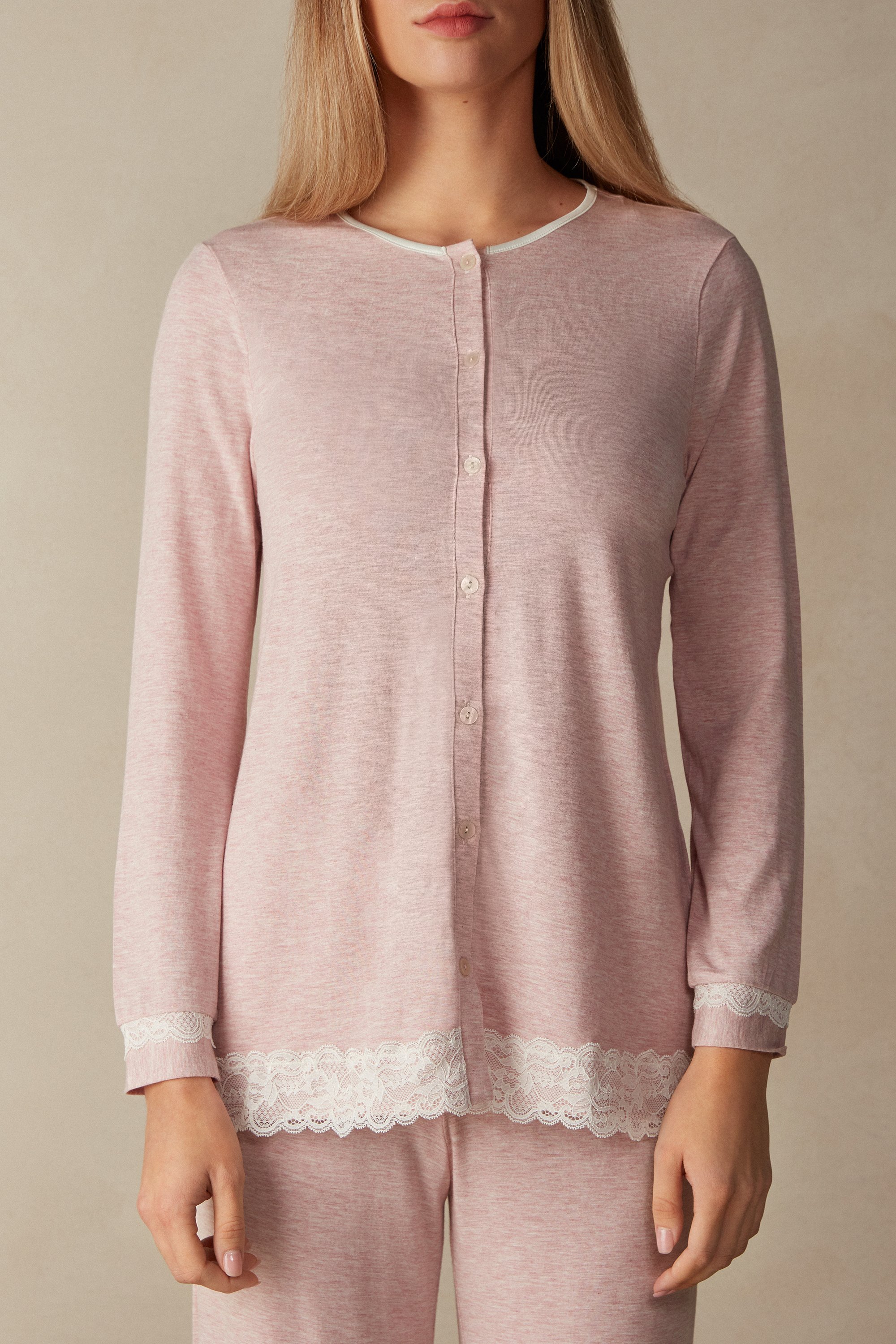 Camiseta de modal e renda, aberta na frente.
