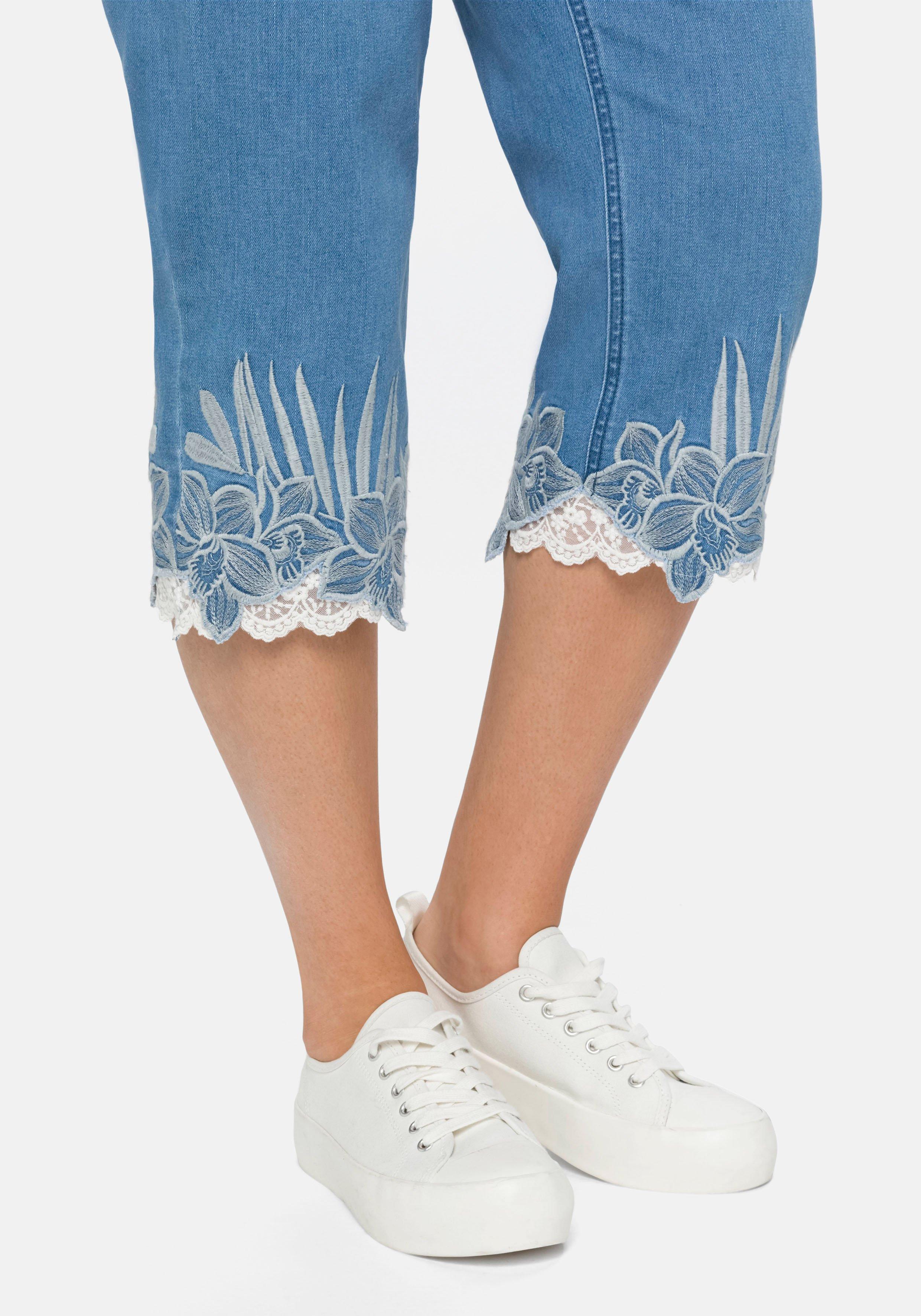 3/4-Jeans mit Stickerei und Spitze am Saum