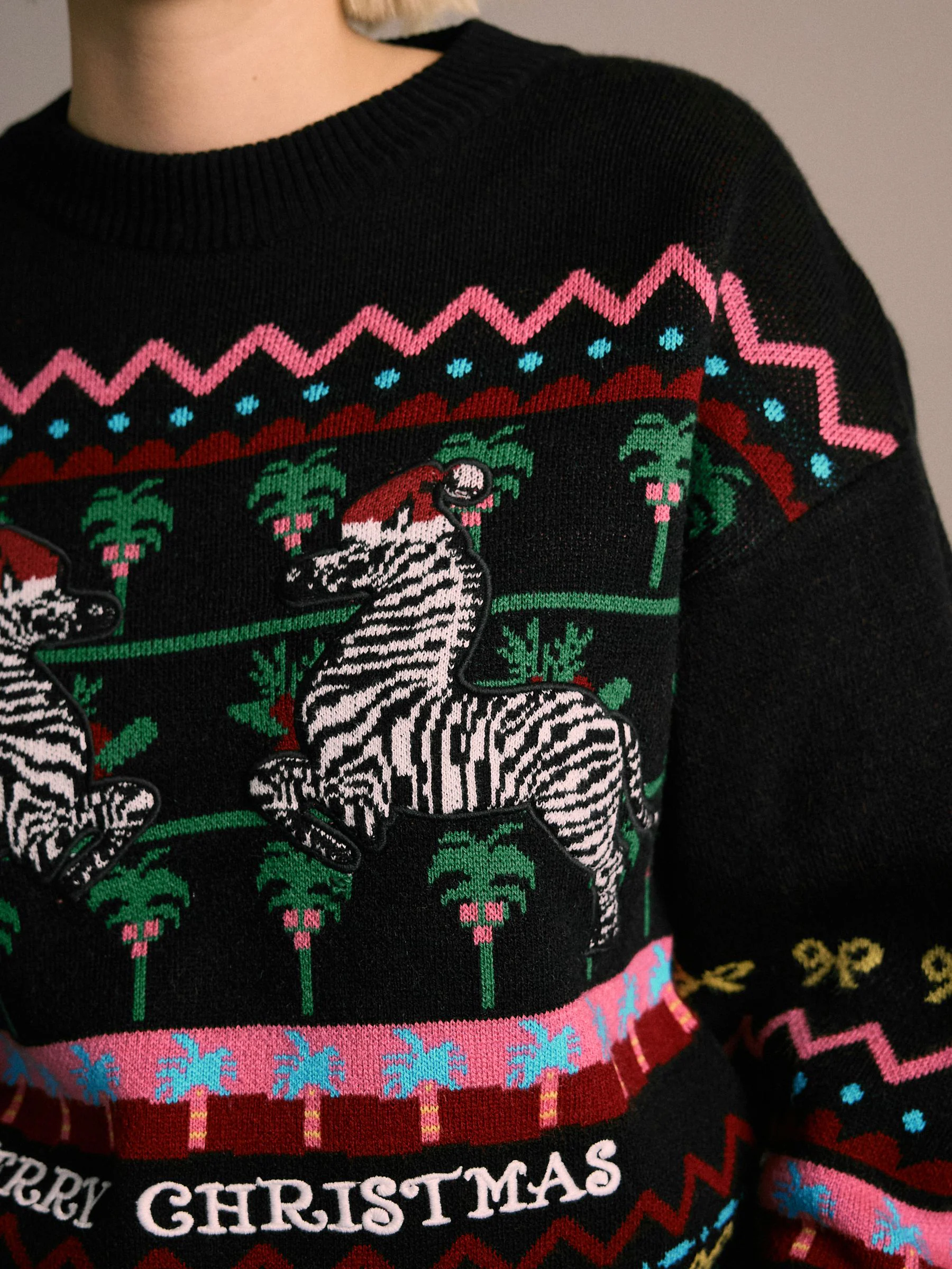 Zwart met meerkleurige tropische zebraprint - Kersttrui