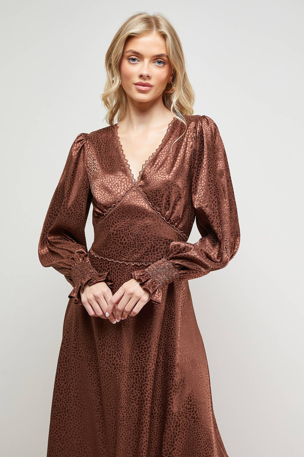Oasis Robe Mi-Longue en Satin Jacquard