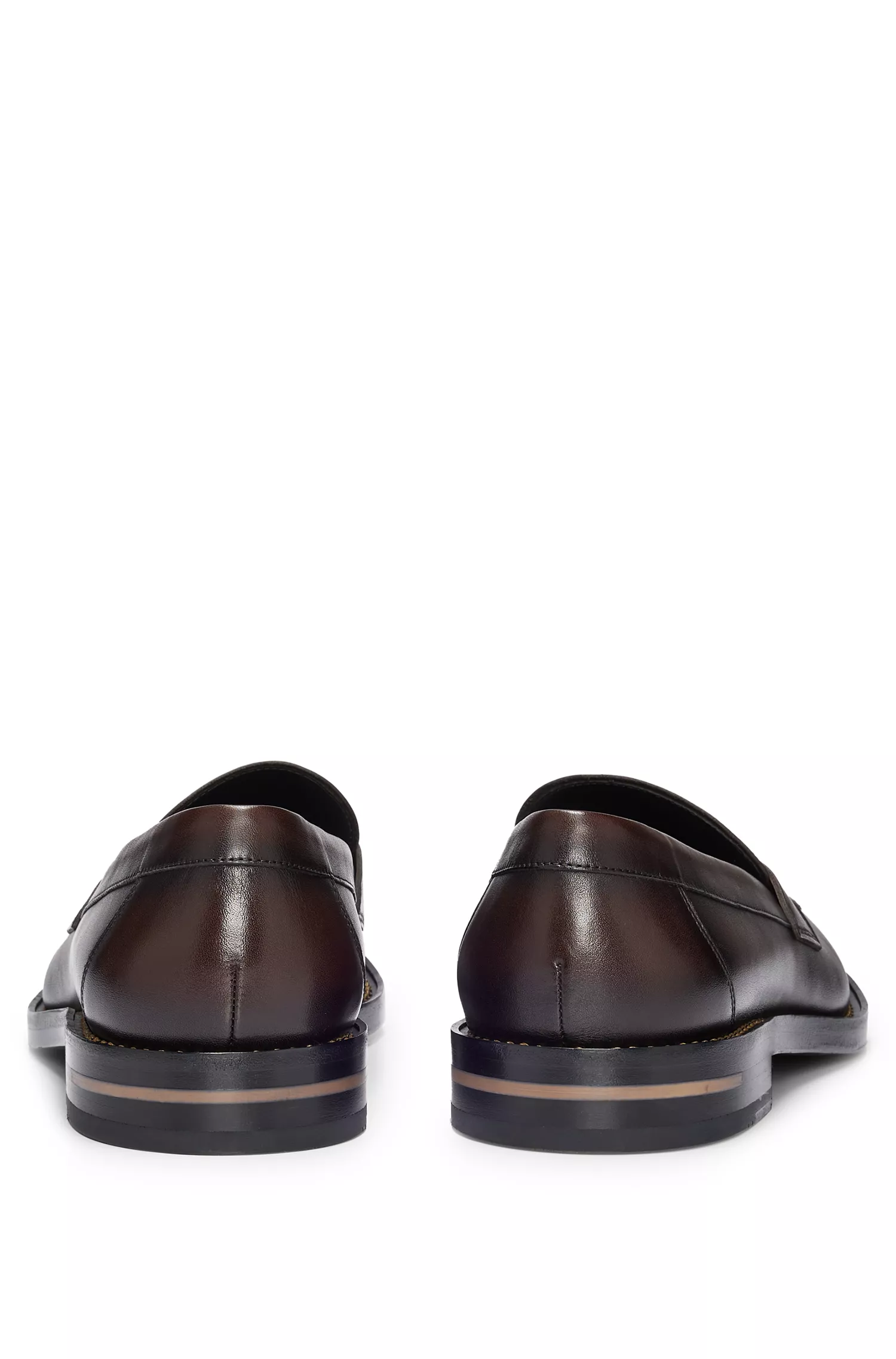 Mocassins BOSS de couro preto com detalhe de moeda