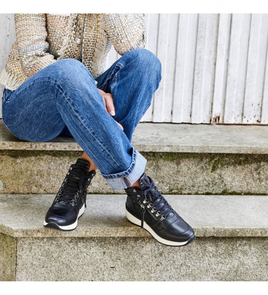Botas de tornozelo Carmela em couro, modelo 068069, pretas.