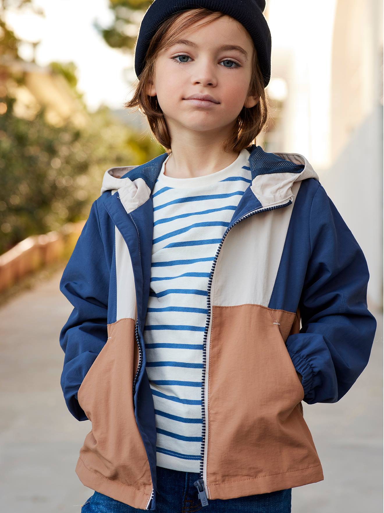Jaqueta corta-vento com capuz e efeito colorblock, para meninos, bege claro liso com estampas.