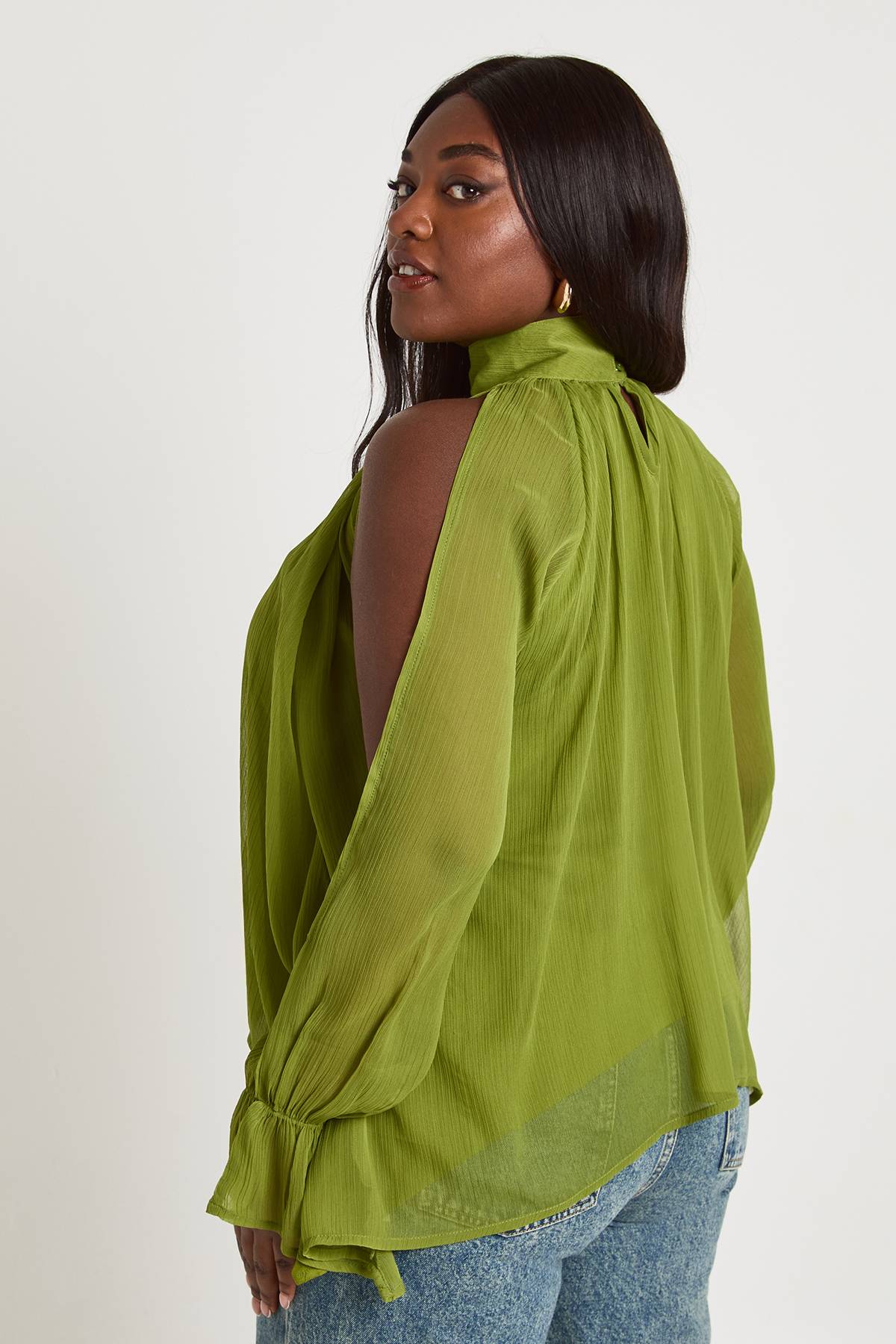 boohoo Blouse Drapée Grande Taille En Mousseline Col Licou Manches Longues