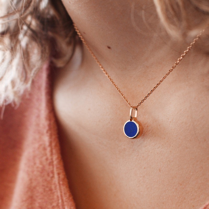 Collier médaille ronde lapis lazuli plaqué or femme - gravure INFINI