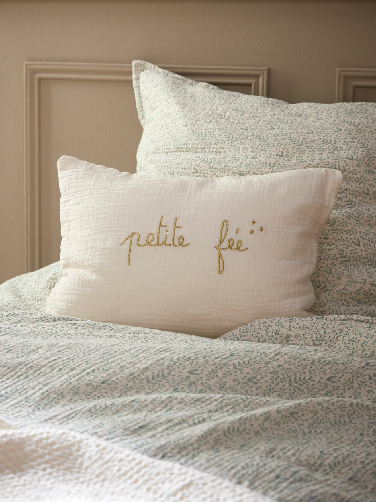 Coussin en gaze de coton à broderie dorée