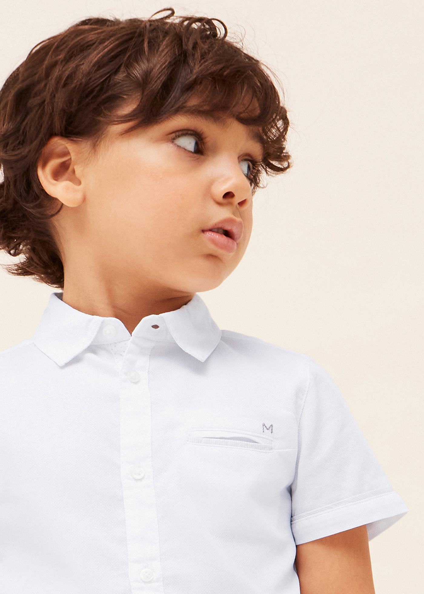 Camisa de manga curta para meninos, feita com algodão sustentável.