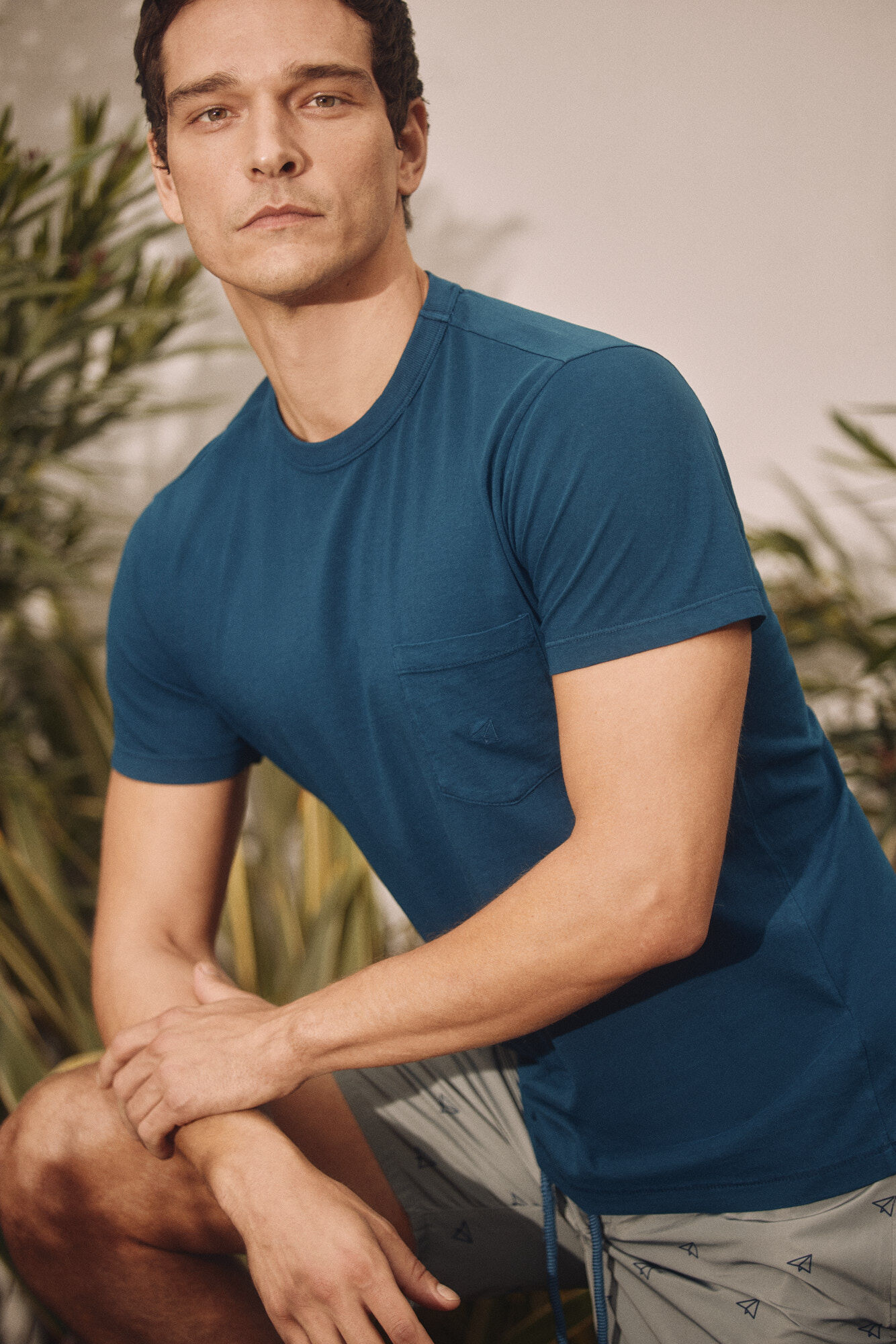 Camiseta com bolso e logotipo bordado - Azul