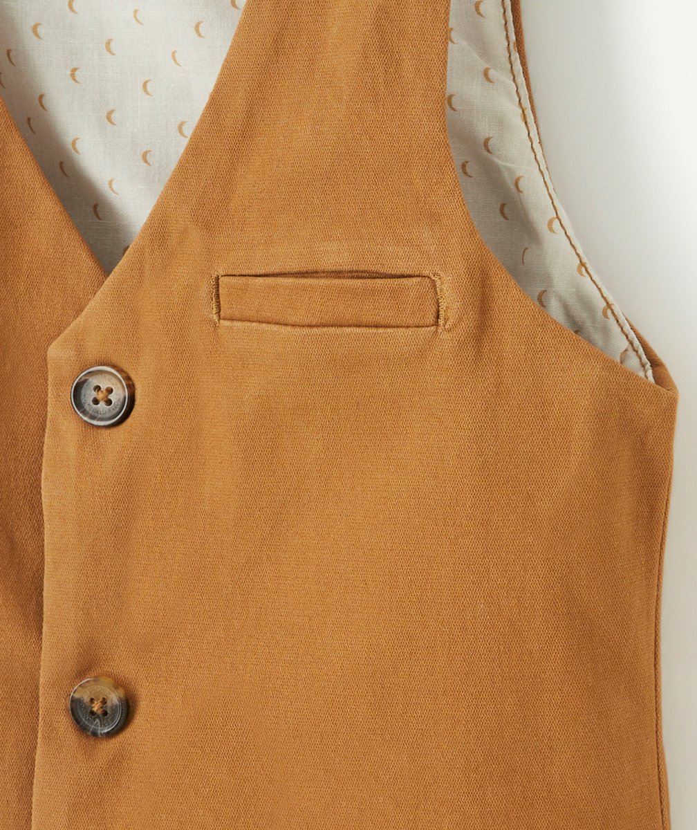 VESTE SANS MANCHE GARÇON CAMEL AVEC BOUTONS