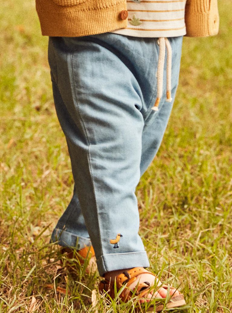 Pantalon en light denim bleu avec broderie oiseau