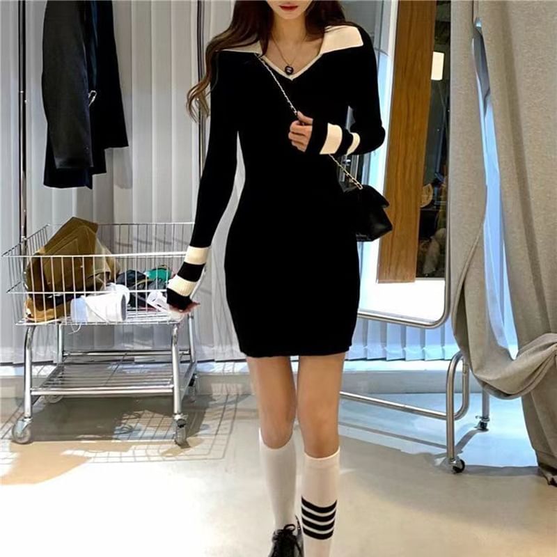 Angel Shine - V-hals tweekleurige skinny gebreide mini-jurk