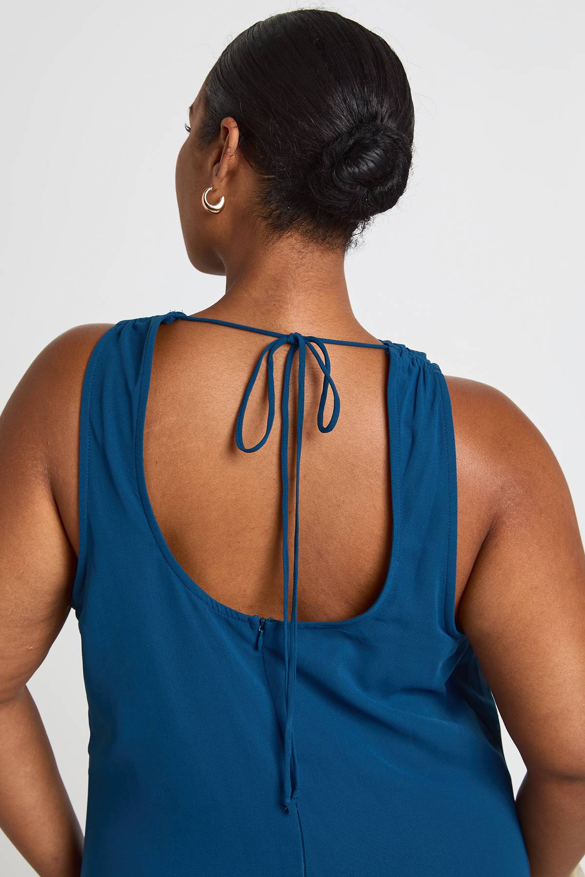boohoo Robe Longue Grande Taille En Mousseline Avec Col Bénitier