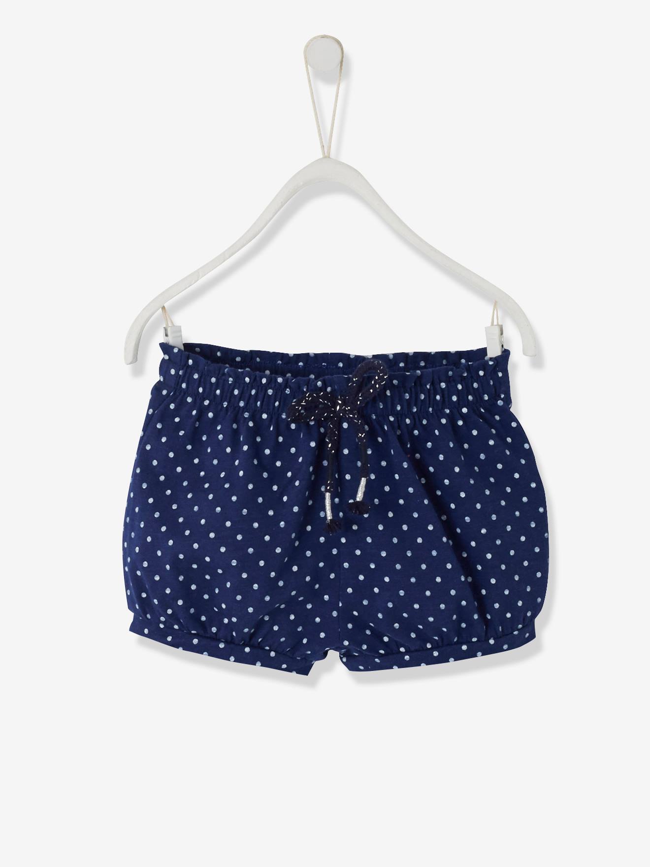 Calção infantil para menina em malha branca clara com estampa.