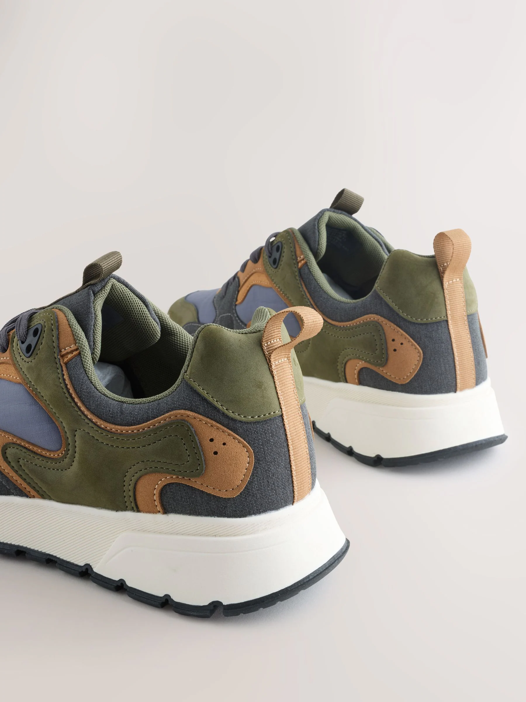 Kakigroen - Sneakers met panelen