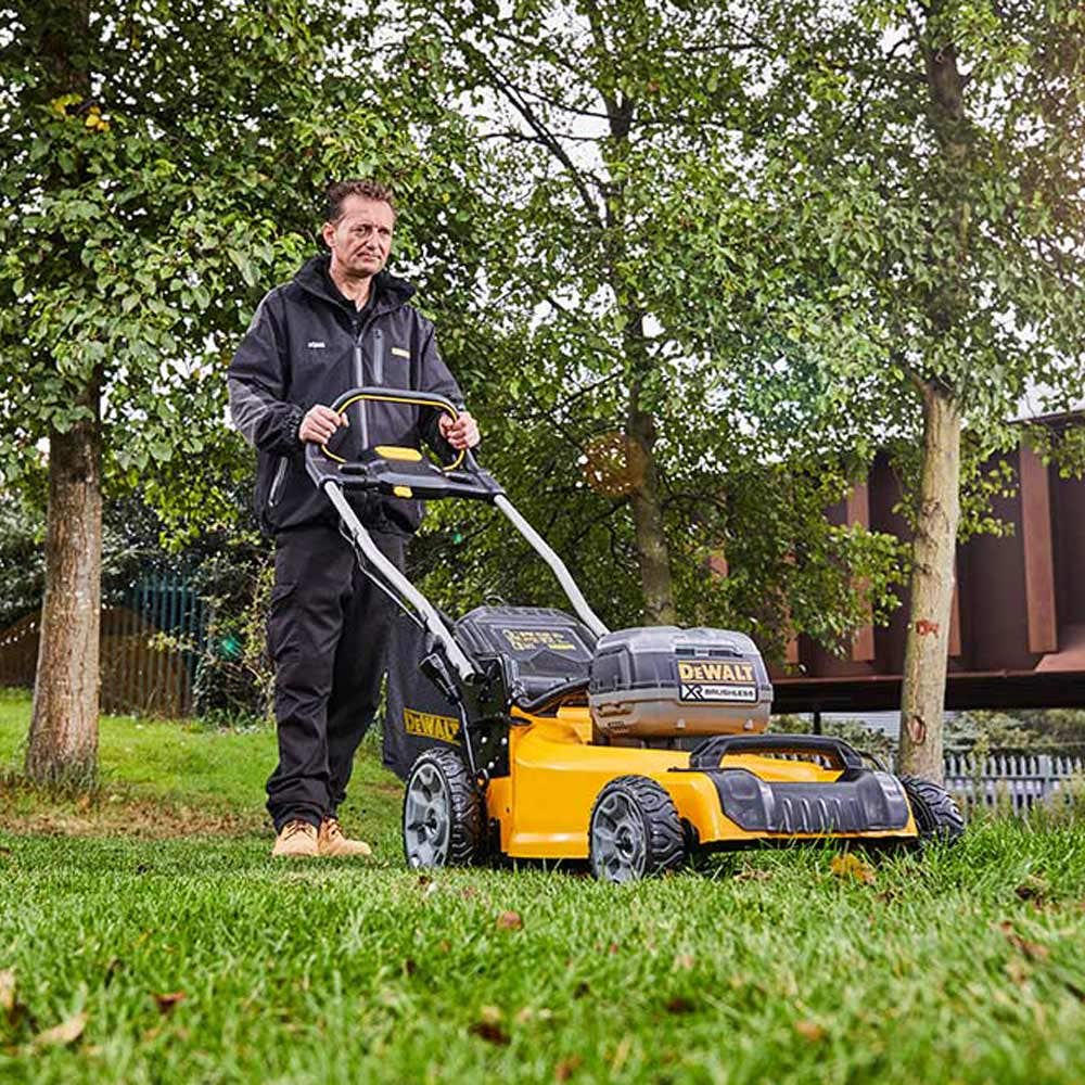 Cortador de grama DEWALT 36V (18X2) XR sem escova de 510 mm, modelo DCMW564N-XE