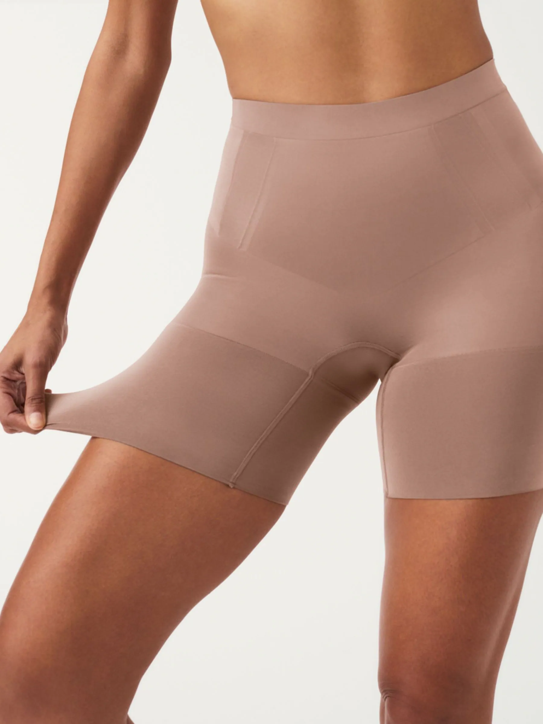 Donkernude - SPANX SPANXsculpt™ OnCore short met hoge taille tot halverwege de dij