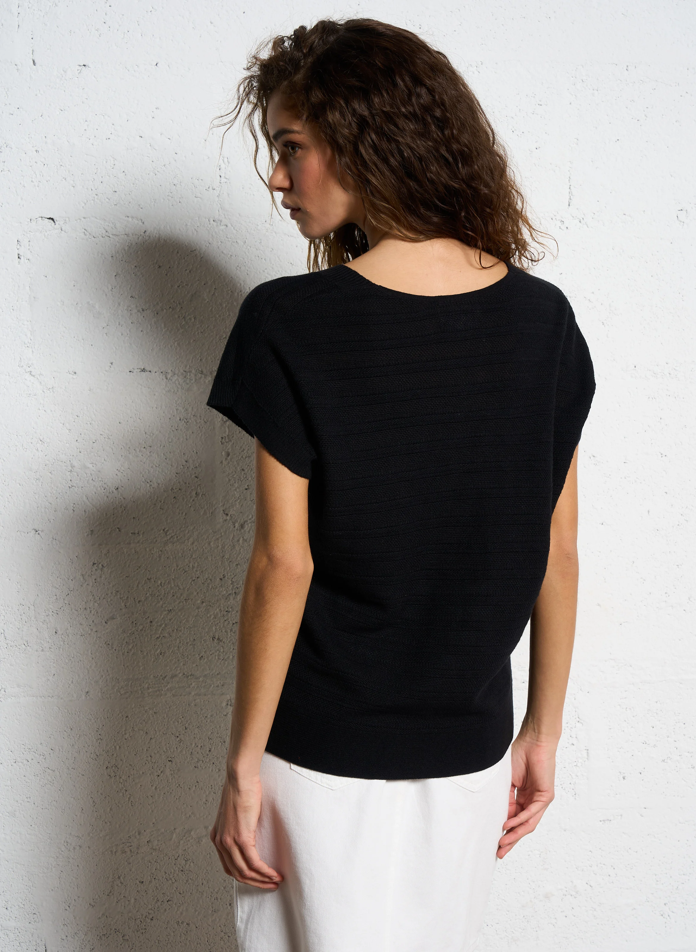 LINE - Pull manches courtes en maille fine | Noir