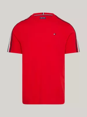 Camiseta de gola redonda com estampa da bandeira esportiva