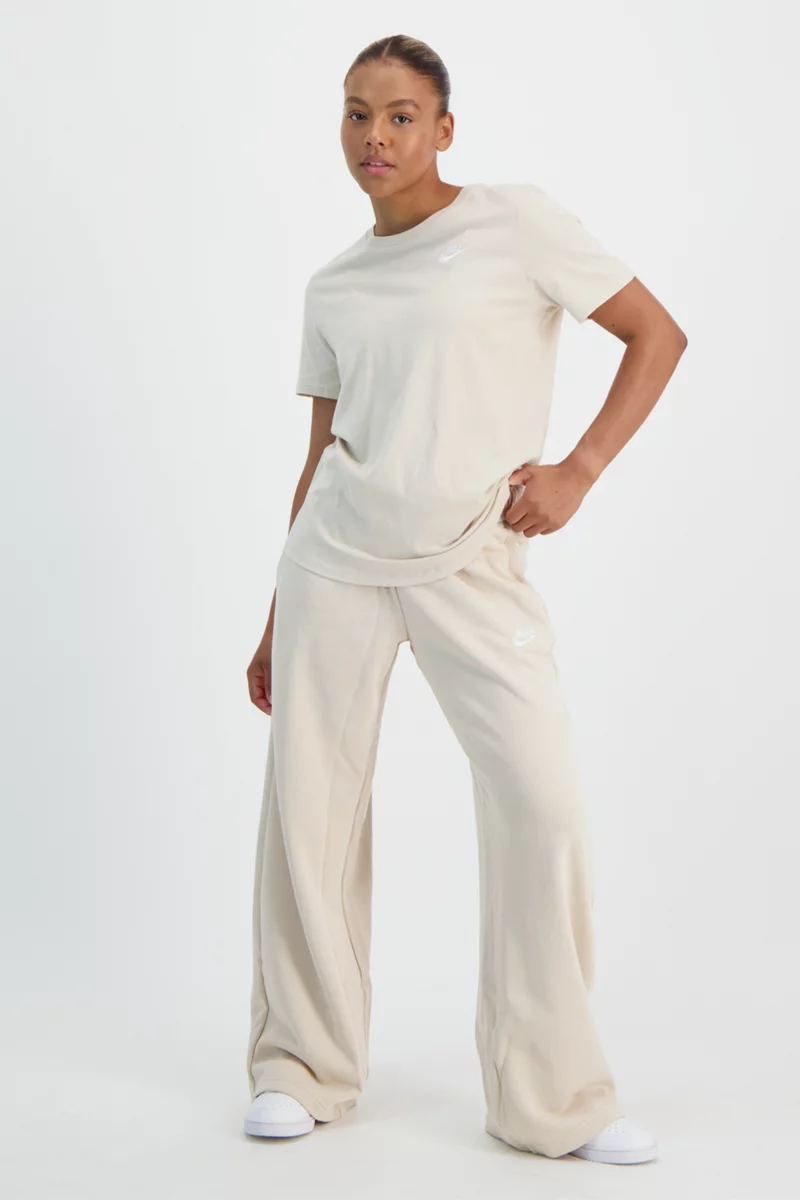 Nike Sportswear Club Essentials Damen T-Shirt