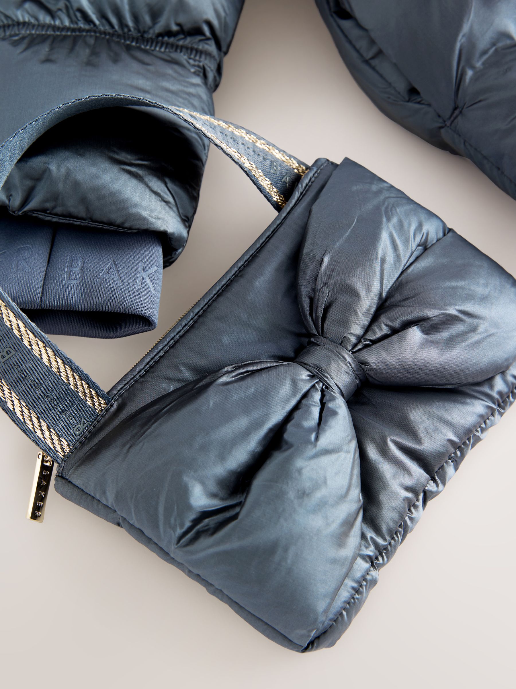 Marineblauw - Baker by Ted Baker Regenbestendige gewatteerde jas met geschulpte rand en afneembare tas