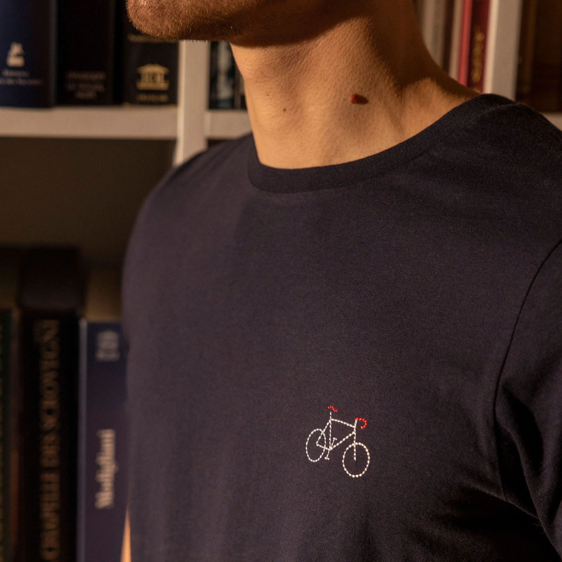 T-shirt col rond bleu marine brodé vélo coton et coton recyclé - modèle Arcy