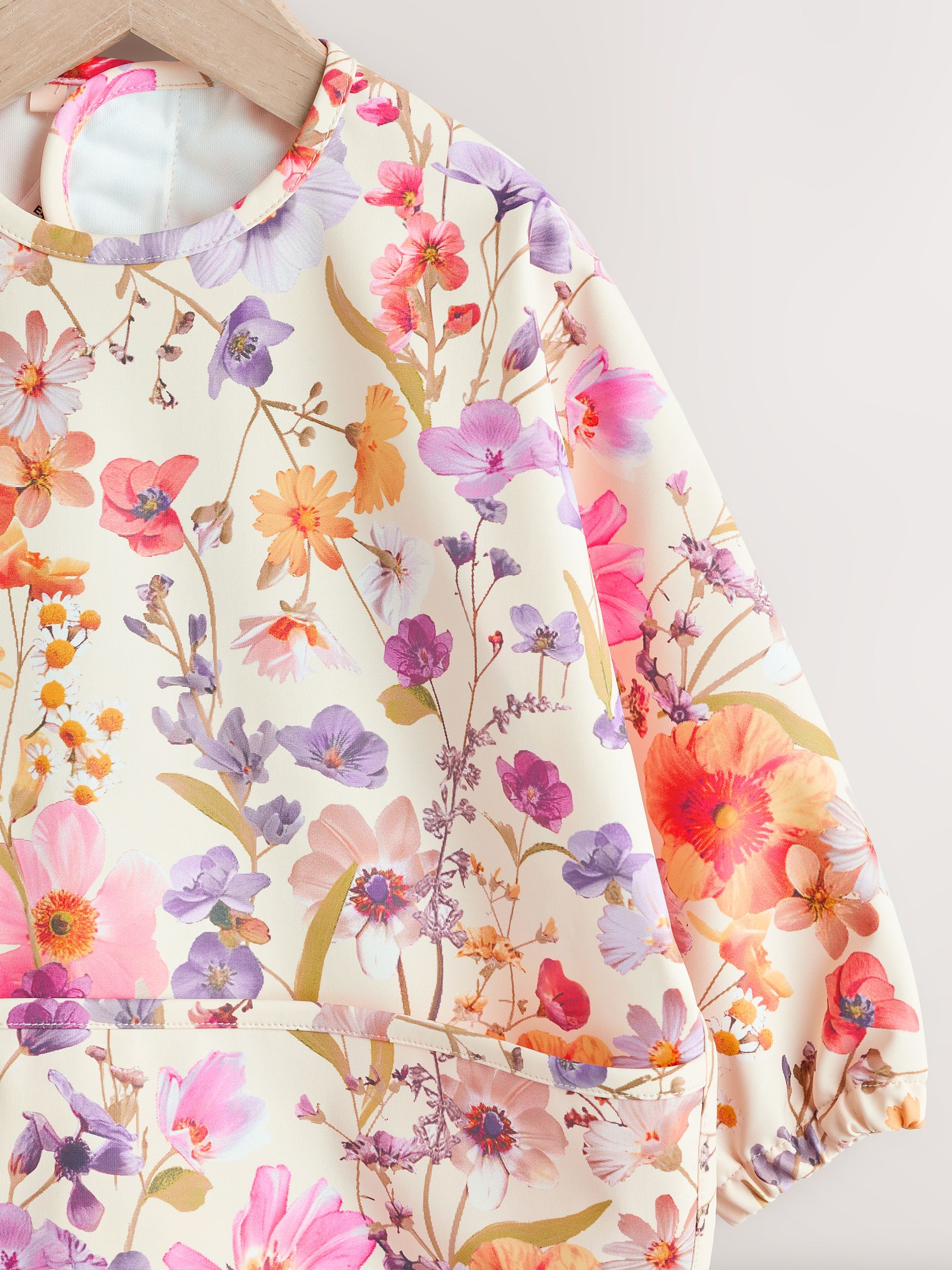 Natuurlijk kalm Bloemen - Slabbetje met mouwen voor spenen en voeden