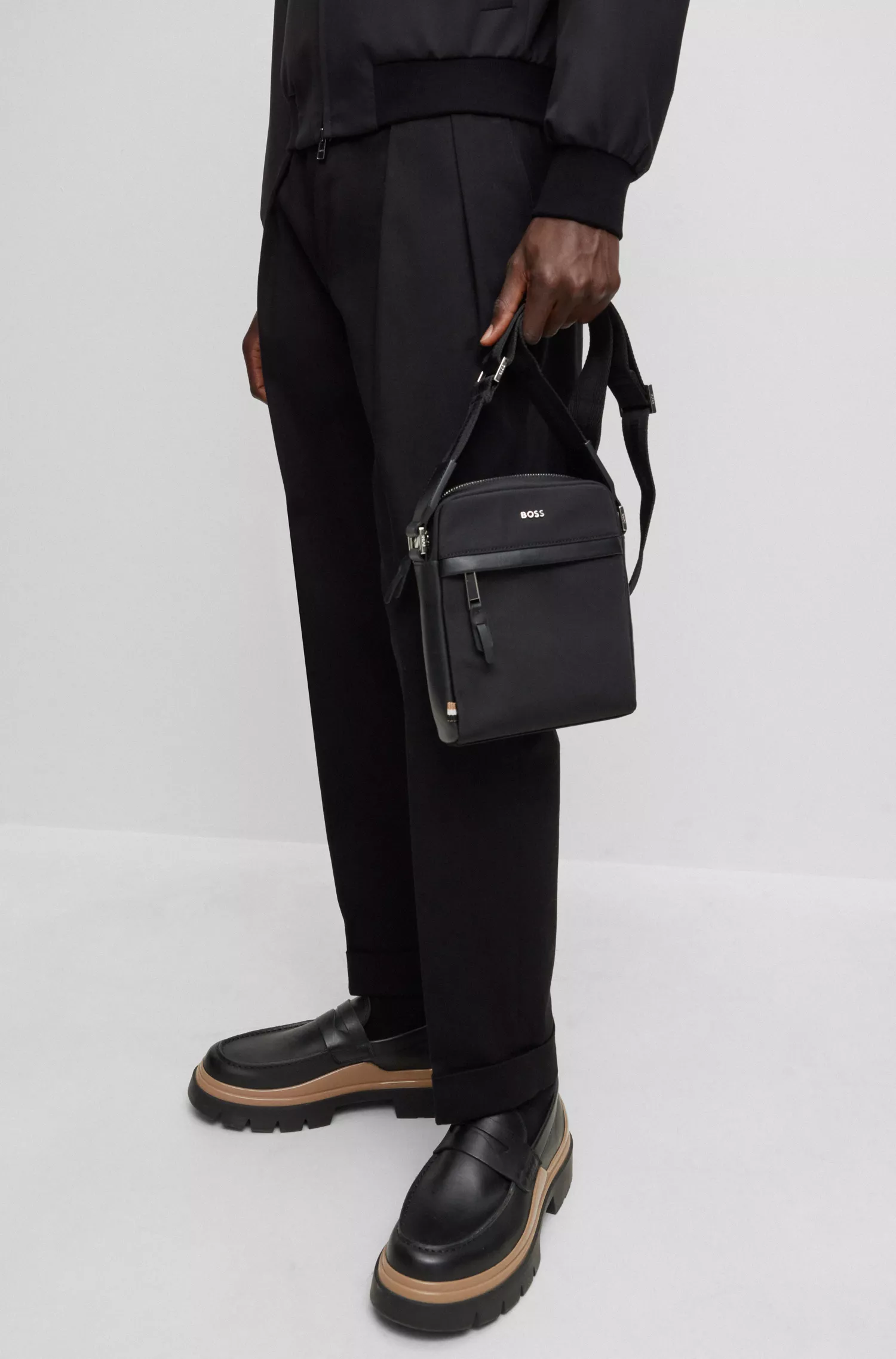 Bolsa para repórter BOSS em material estruturado preto com logotipo da marca.
