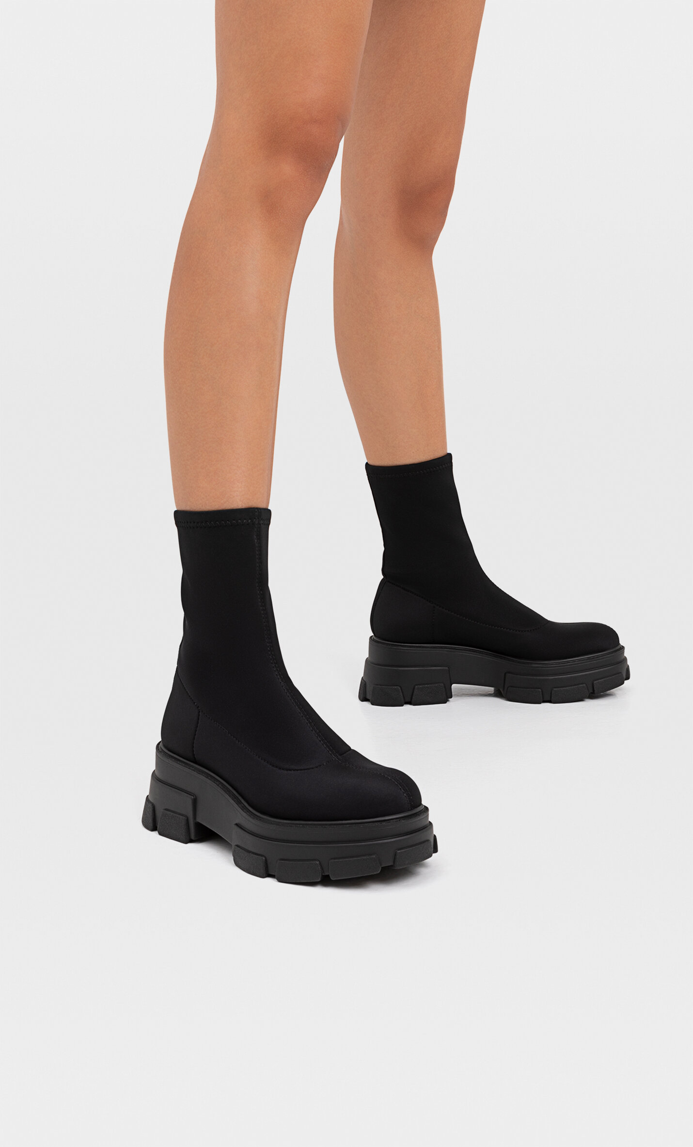 Botas de cano curto sem salto e com sola tratorada