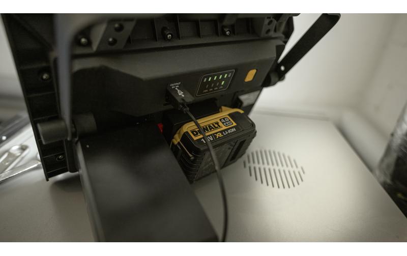 Akku Scheinwerfer Worklight 50 WLED Strahler mit Traggriff und Standfuss