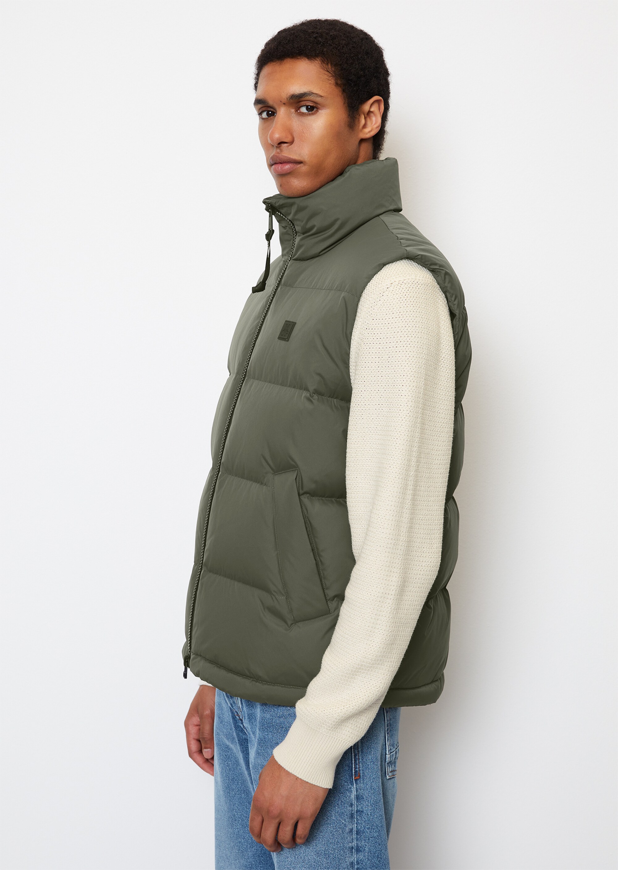 Daunenweste regular mit matter Oberfläche aus recyceltem Polyester