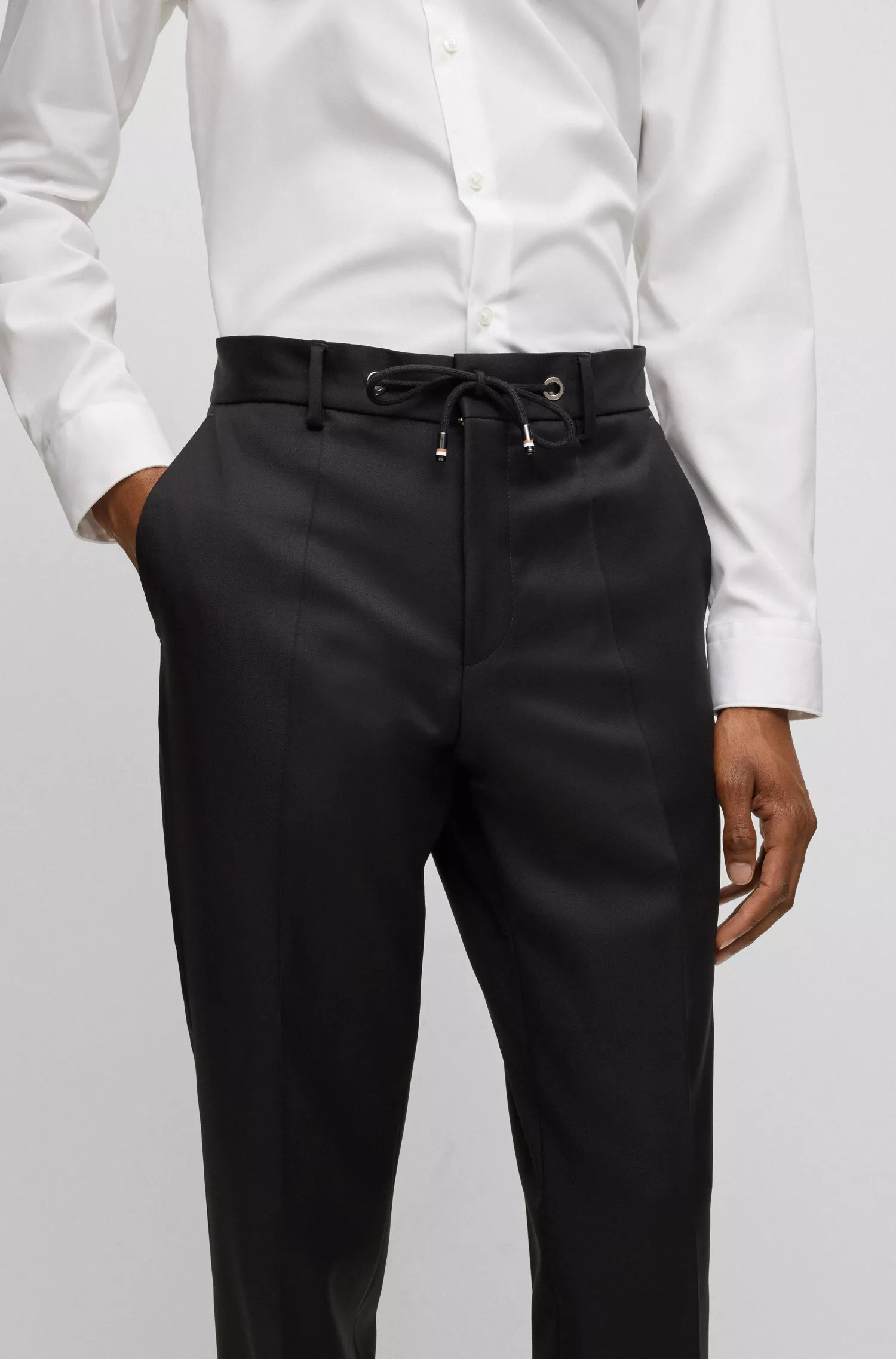 Calça BOSS preta, corte slim, em lã virgem, com cintura ajustável por cordão.