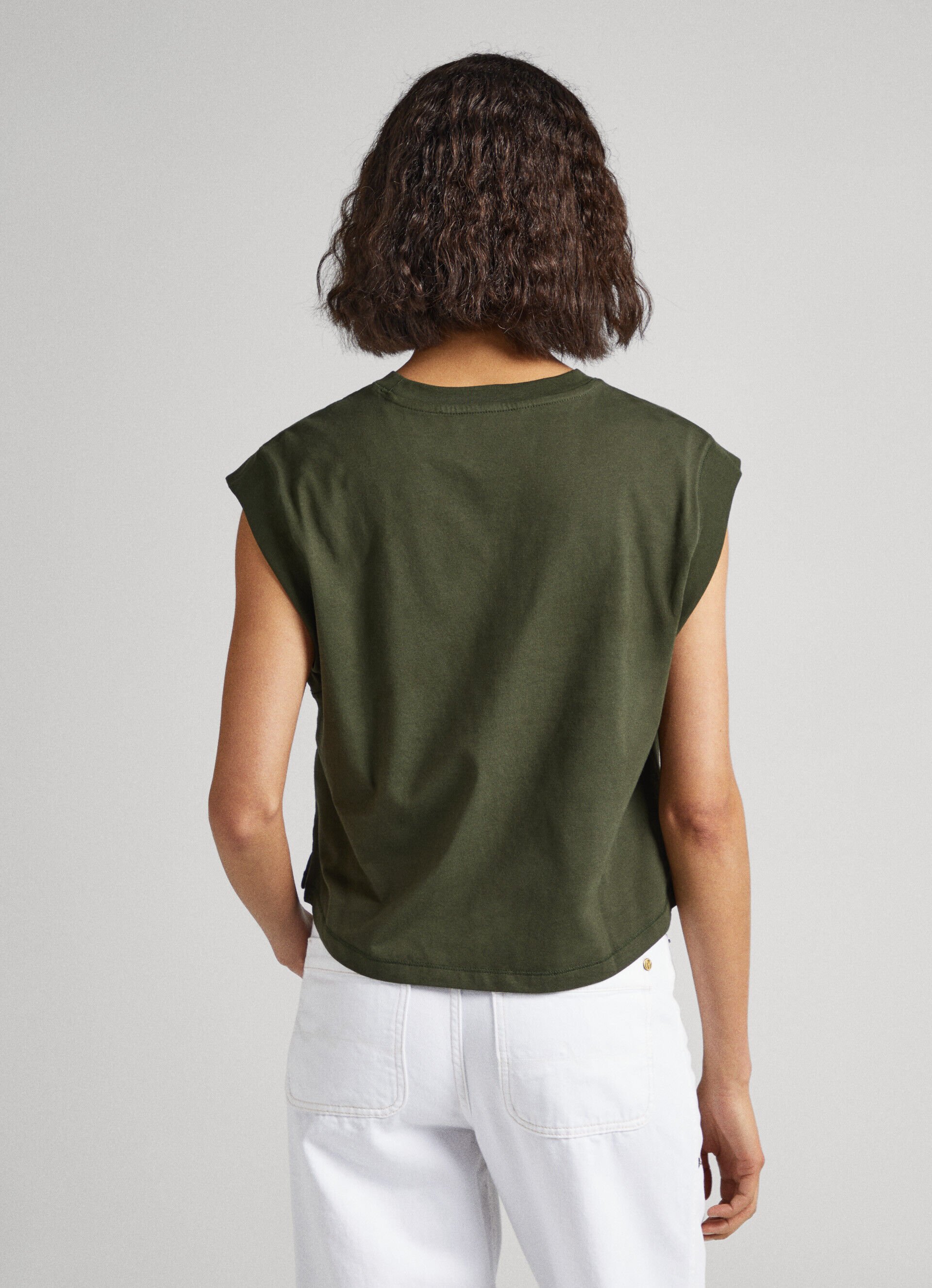 CAMISETA COM LOGOTIPO ESTAMPADO NA MANGA - verde oliva