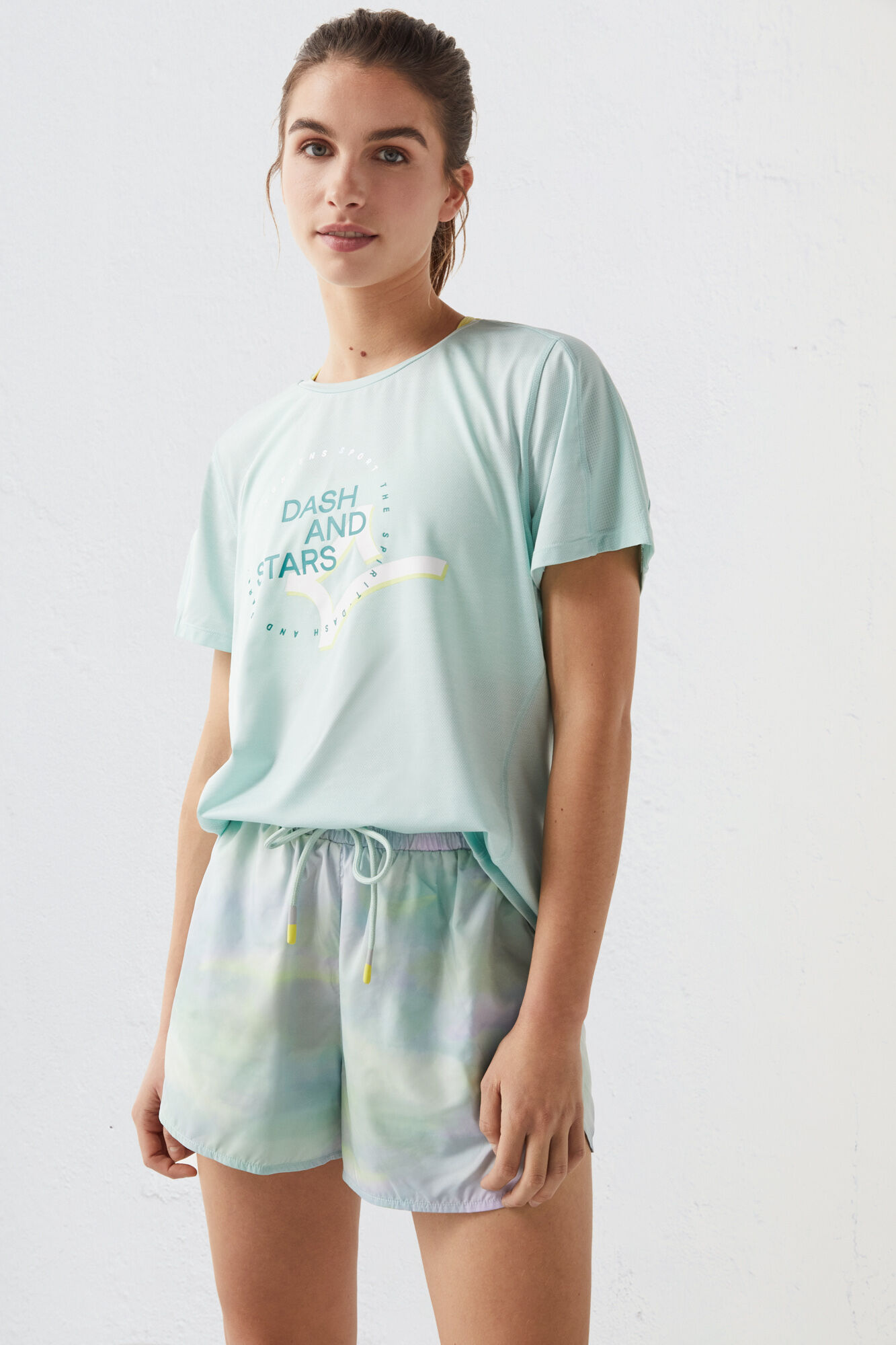 Camiseta em tecido técnico com logotipo azul e verde.