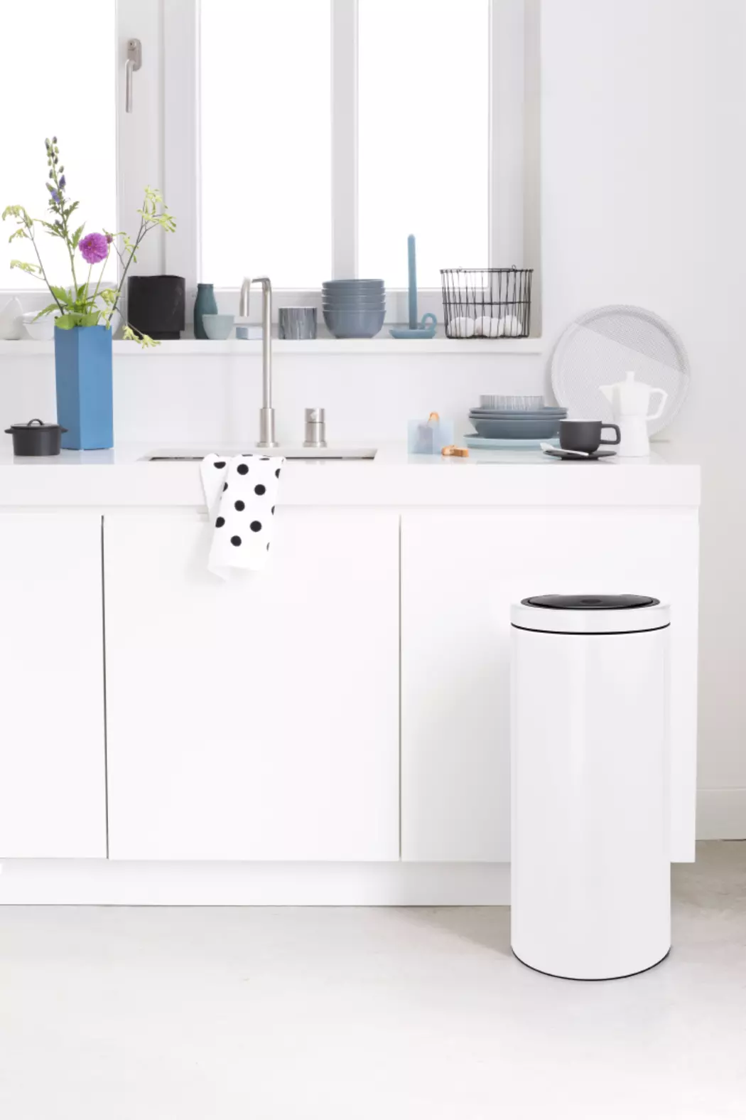 Touch Bin White 30l