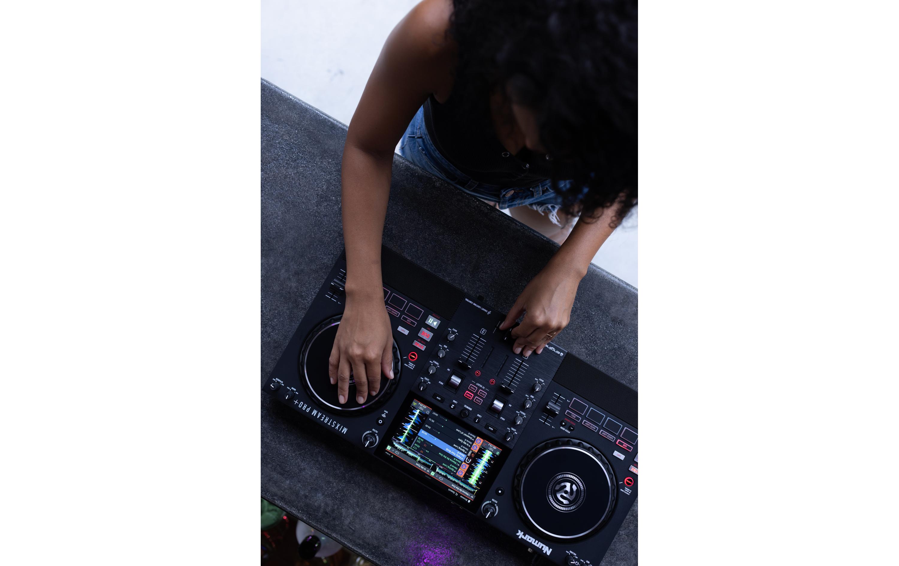 DJ-Controller MixStream Pro+<br>Standalone-Streaming-DJ-Controller mit Zugriff auf über 100 Millionen Songs in CD-Qualität