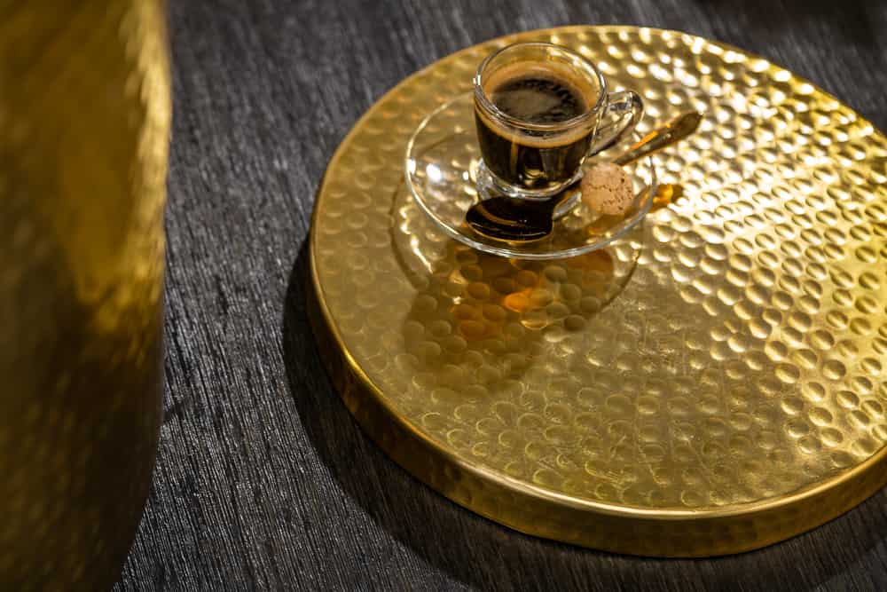 Handgefertigter Beistelltisch ORIENT STORAGE 50cm gold Hammerschlag Design mit Stauraum rund