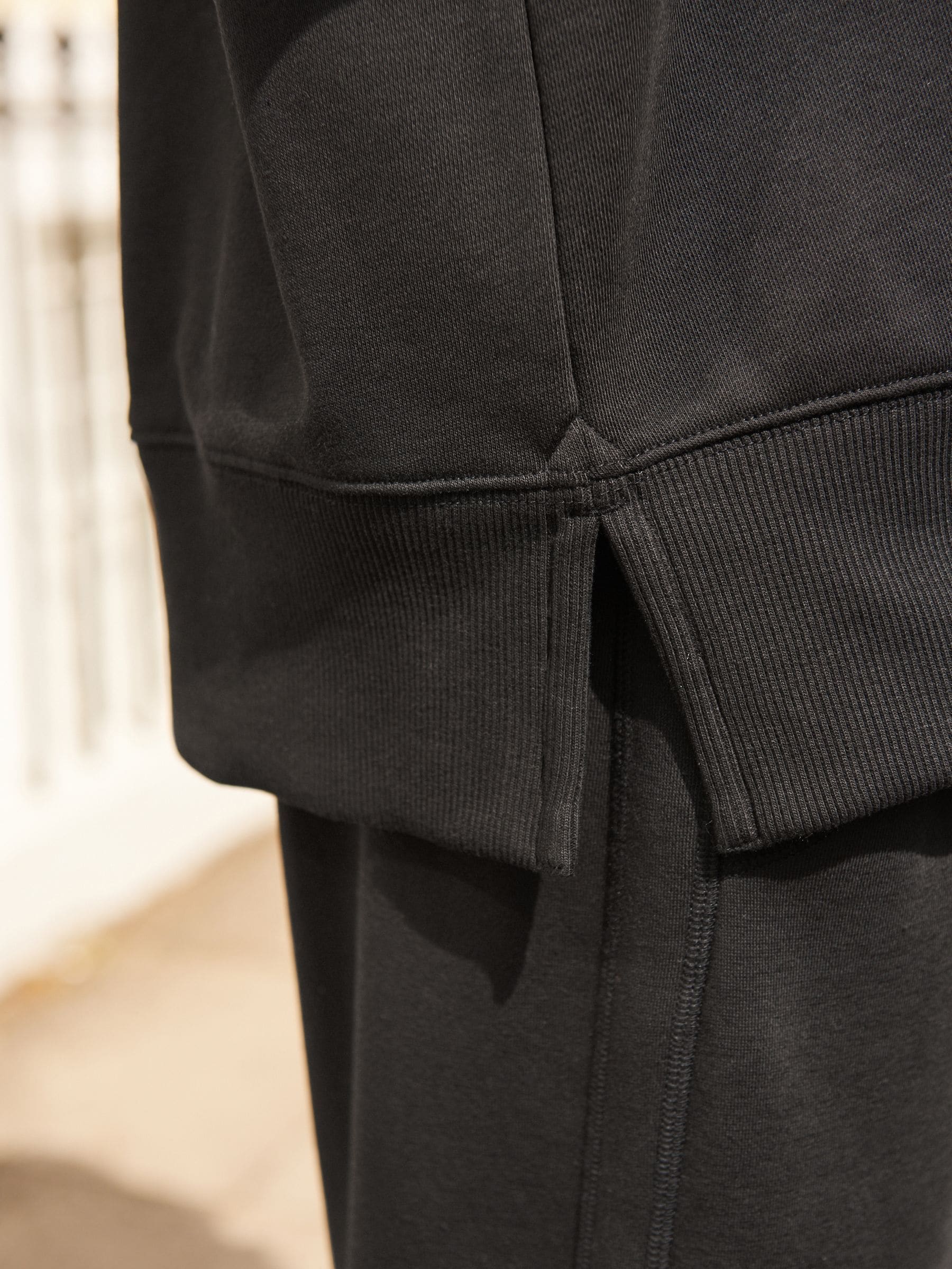 Zwart - Essentials sweatshirt met relaxte pasvorm, lange snit en zakken