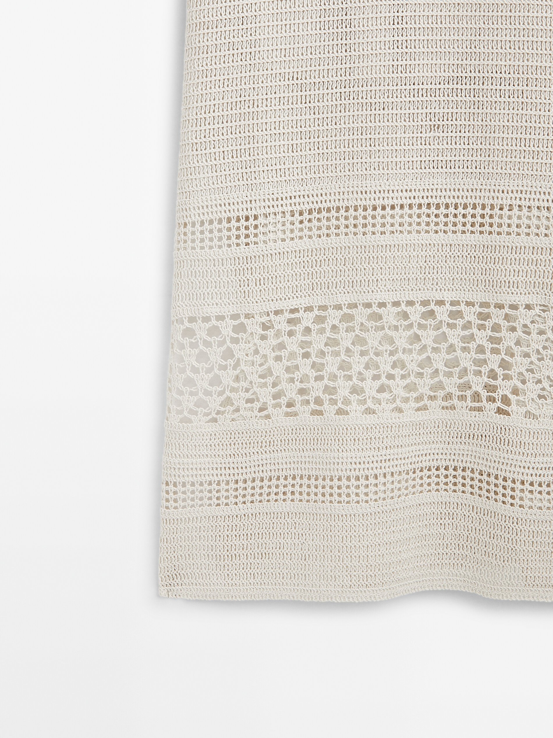 Vestido midi em crochê escote pico - CRUDO