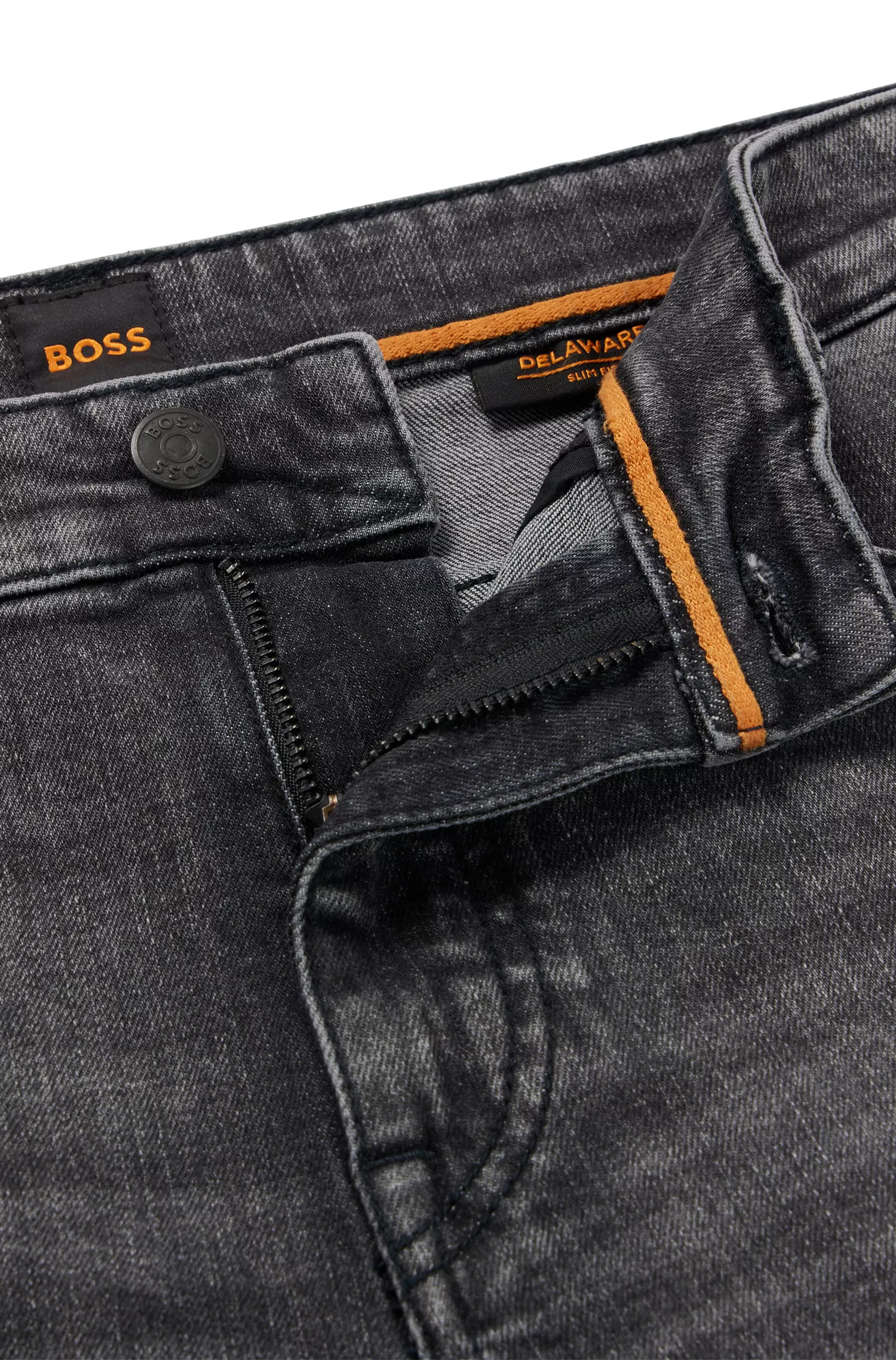 Shorts BOSS laranja, corte slim, em denim preto com elasticidade confortável.