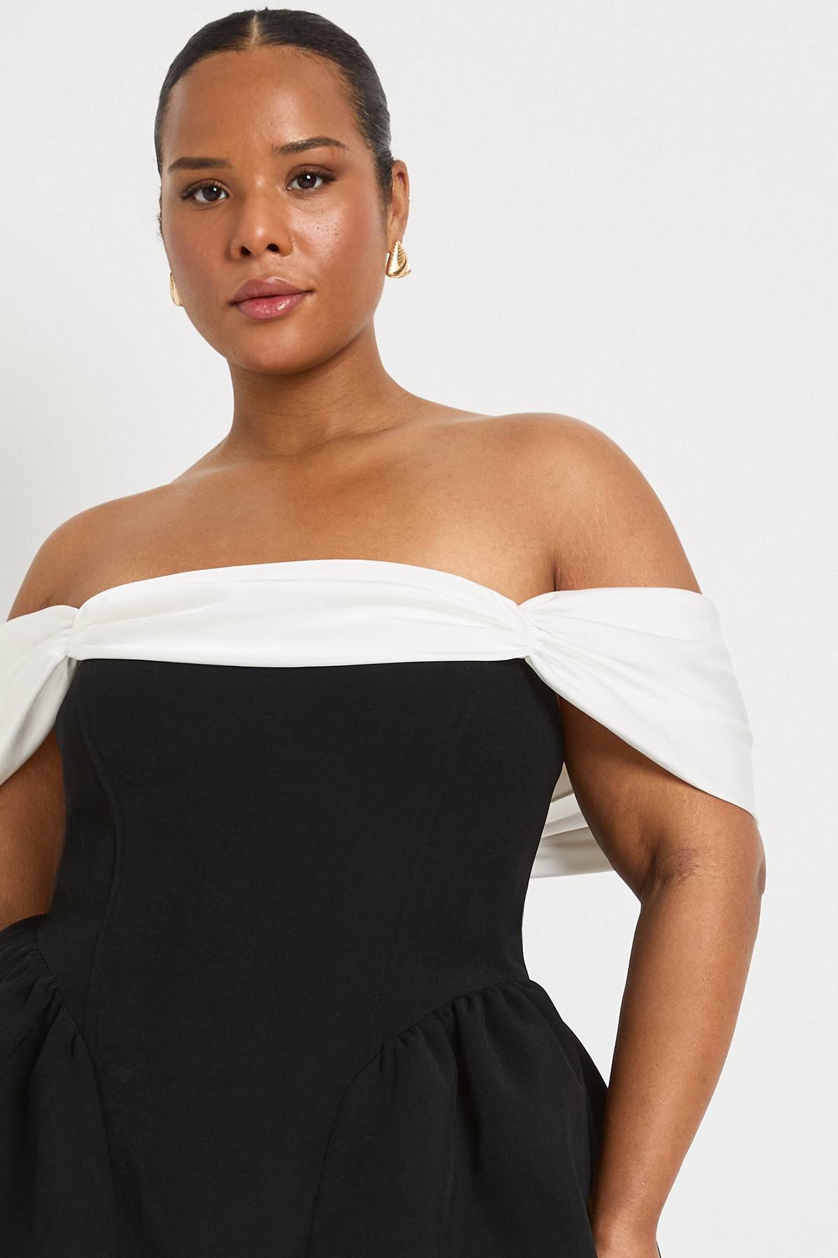 boohoo Mini Robe Patineuse à Détail Drapé en Contraste