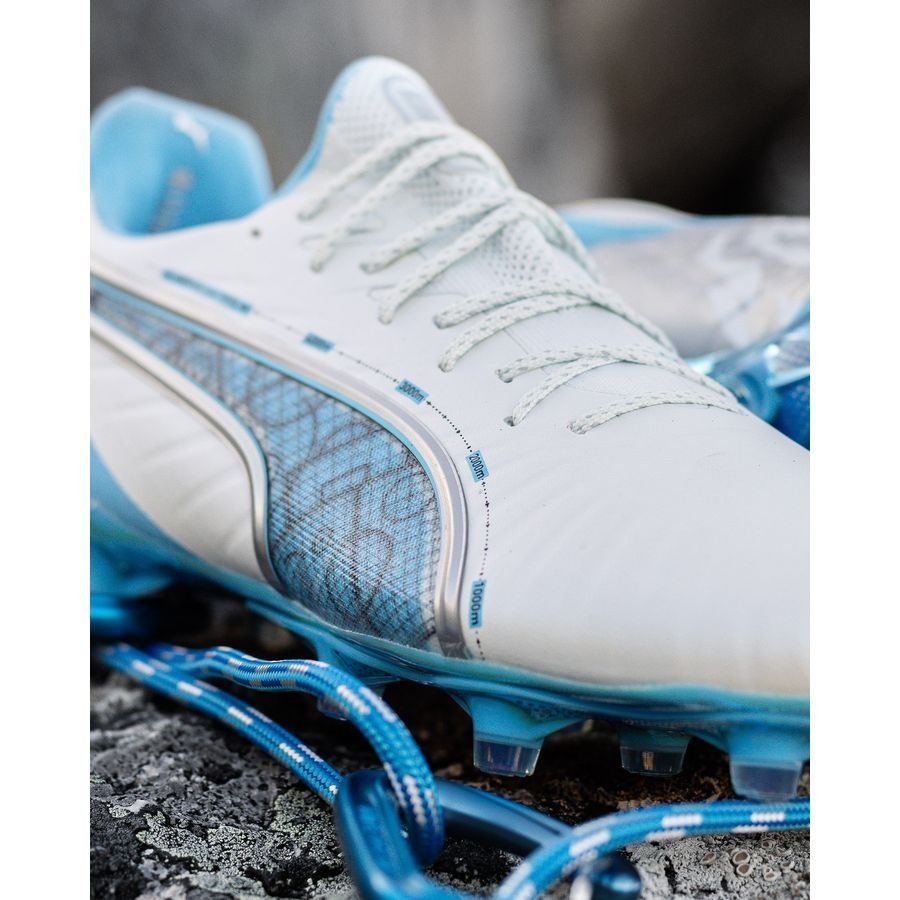 PUMA X Unisport King Ultimate FG/AG Conquer your Mountain - Blanc/Bleu/Argenté ÉDITION LIMITÉE