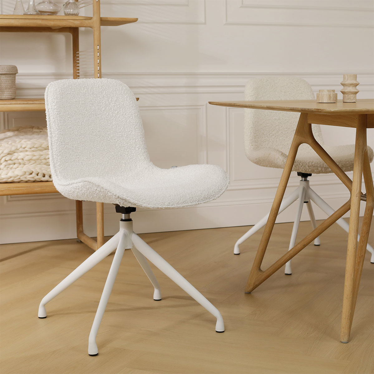 Eetkamerstoel Nola-Fé bouclé beige - wit onderstel
