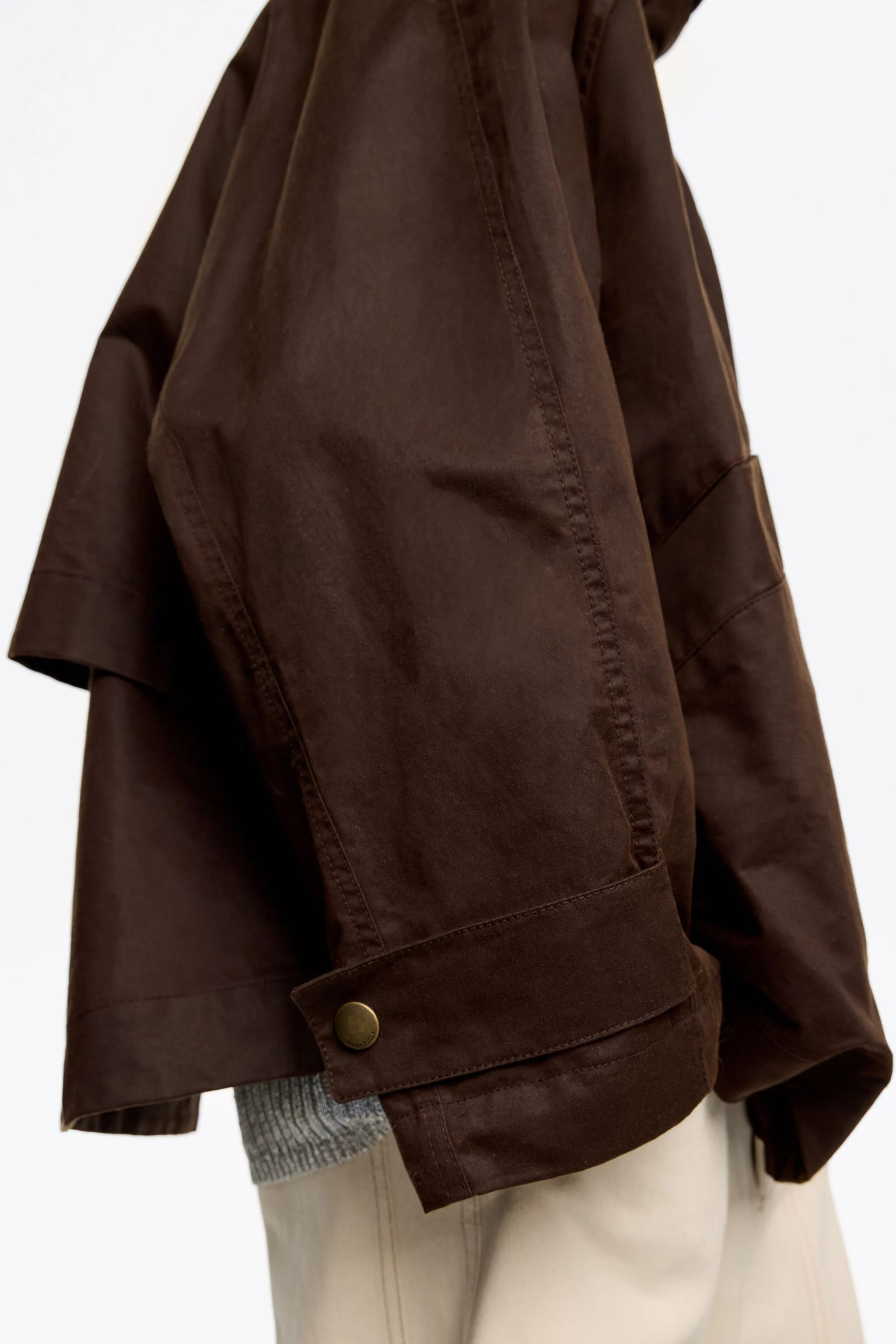 Trench coat em formato A com revestimento marrom escuro