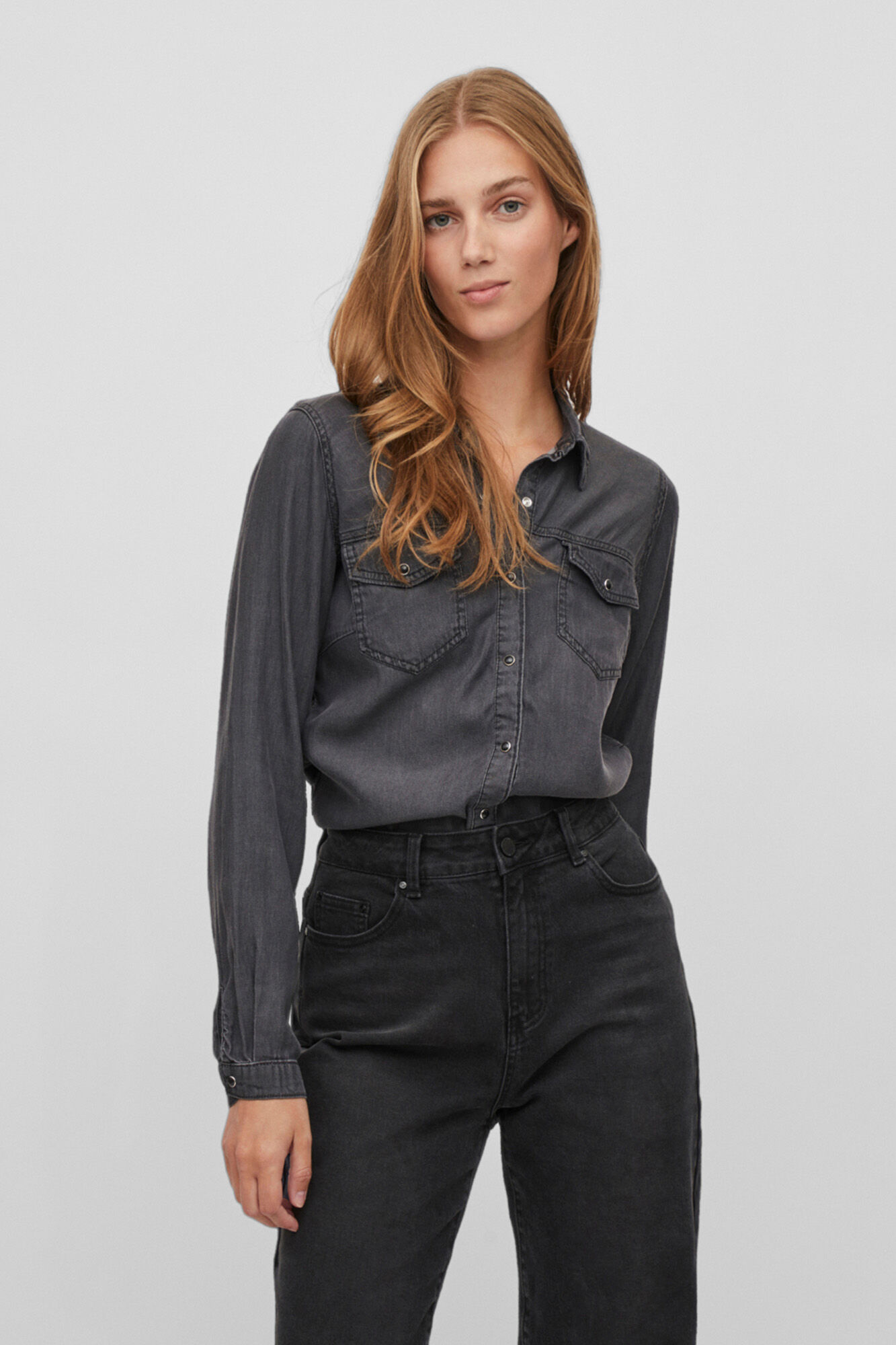 Camisa jeans feminina de manga comprida com bolsos - Preta