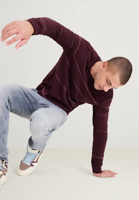Gestreifter Strickpullover - burgundy red